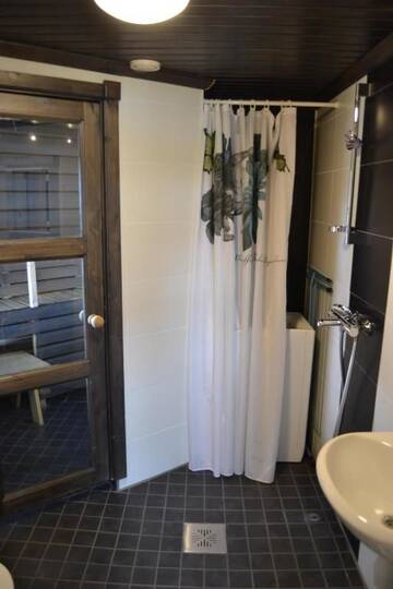 Фото номера Шале с 3 спальнями Кемпинги Kenttäniemi Cottages г. Сонка 53